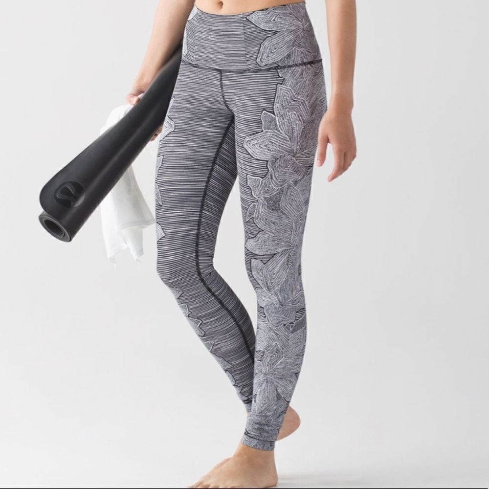 Lululemon Wunder Under Pant Grey Floral
Dottie Tribe leggings size 4